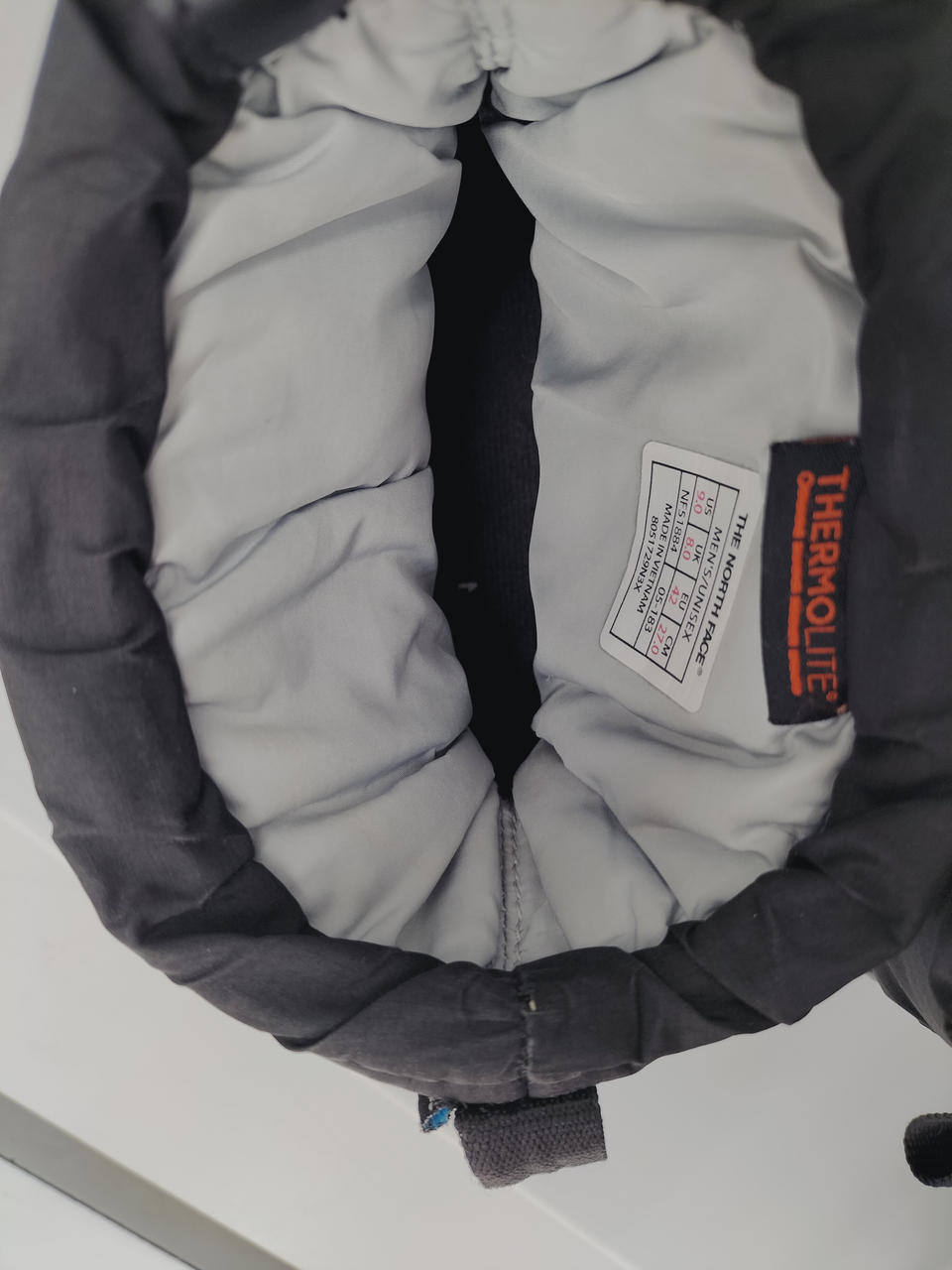 左　内側に染み、汚れあります。