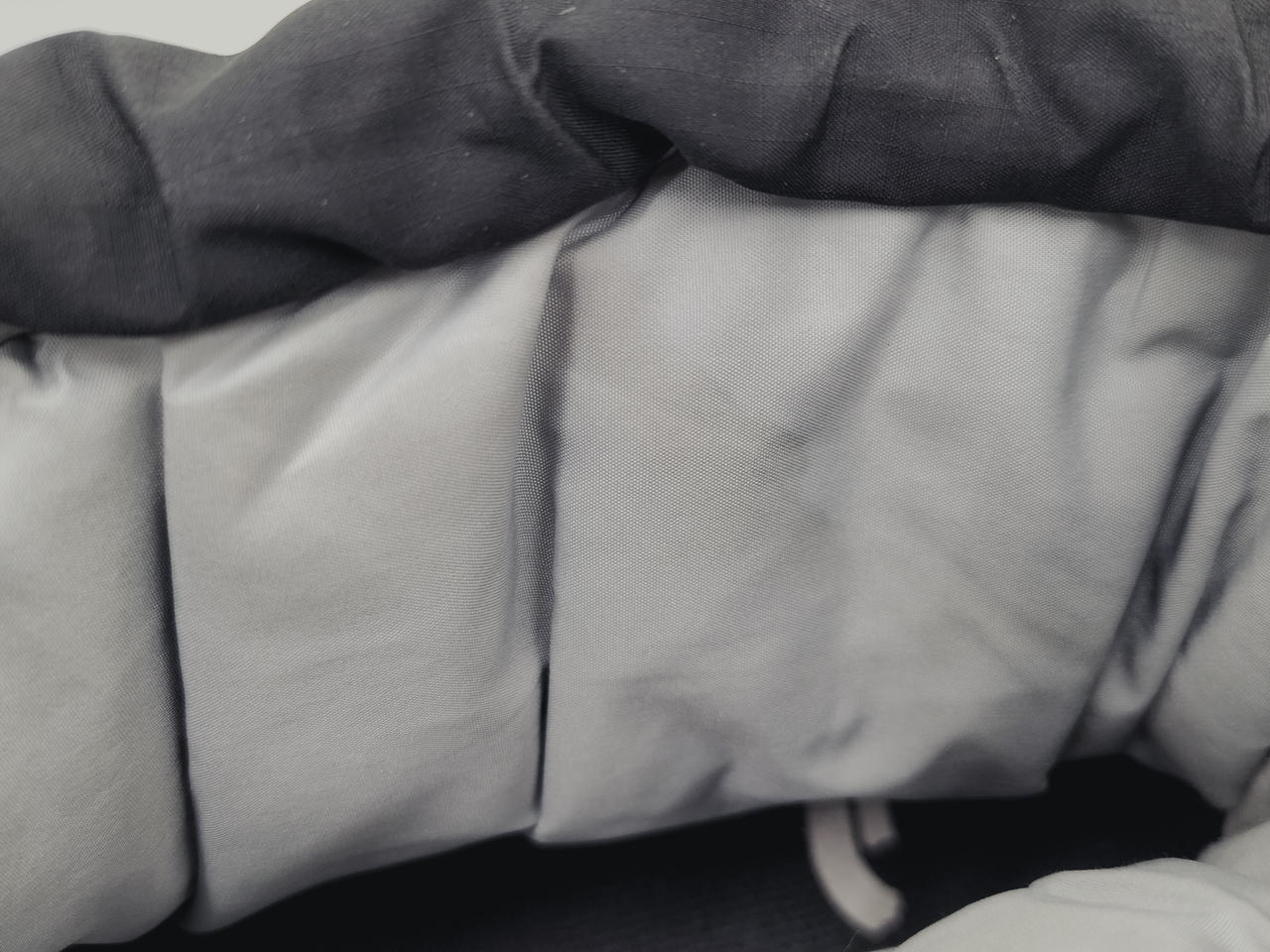 見えにくいですが、シミ汚れによる変色あり