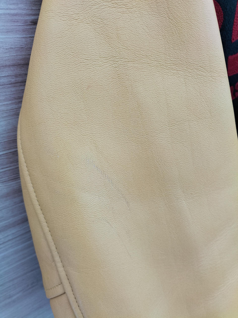 右袖に薄く汚れがあります。