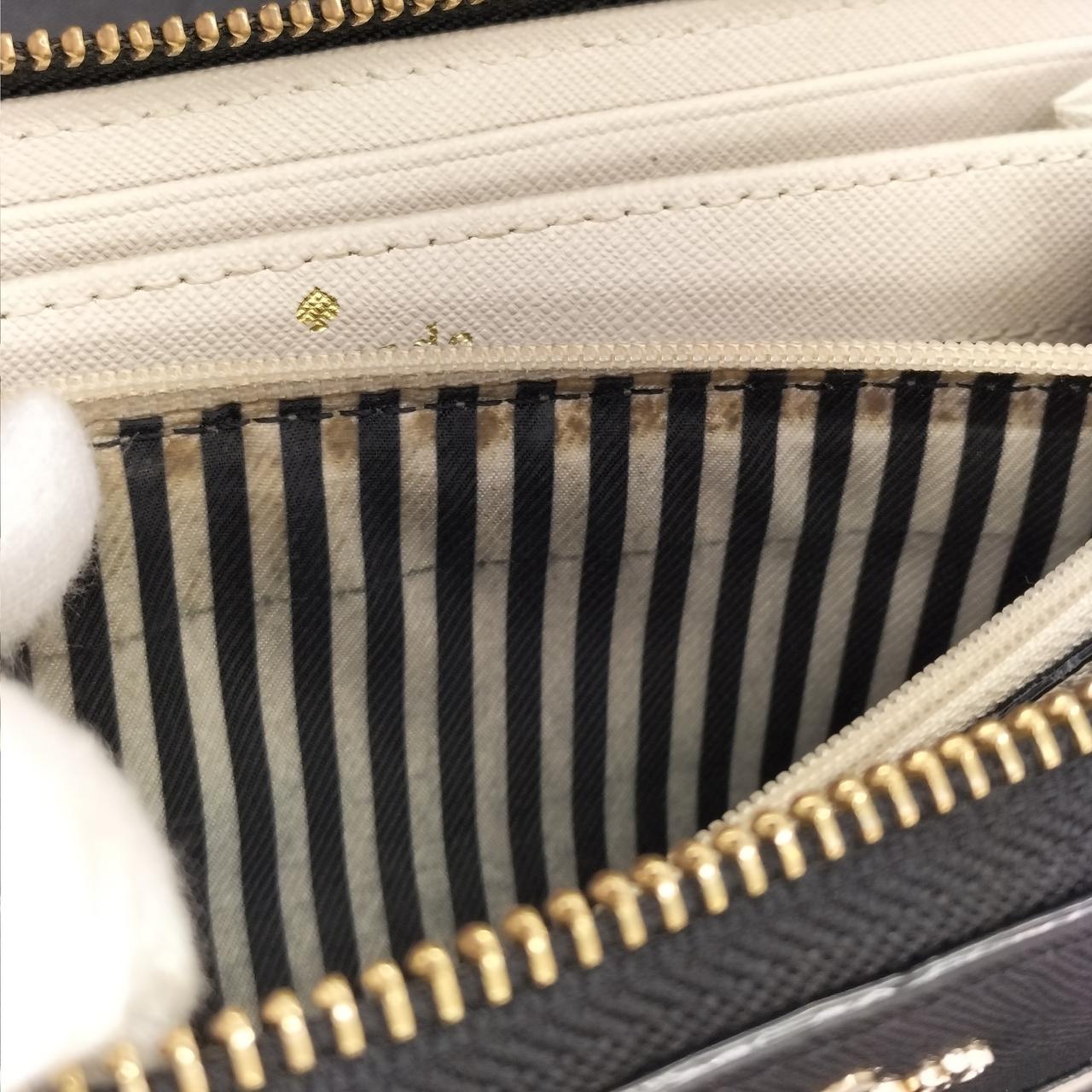 小銭入れのところに汚れあります。