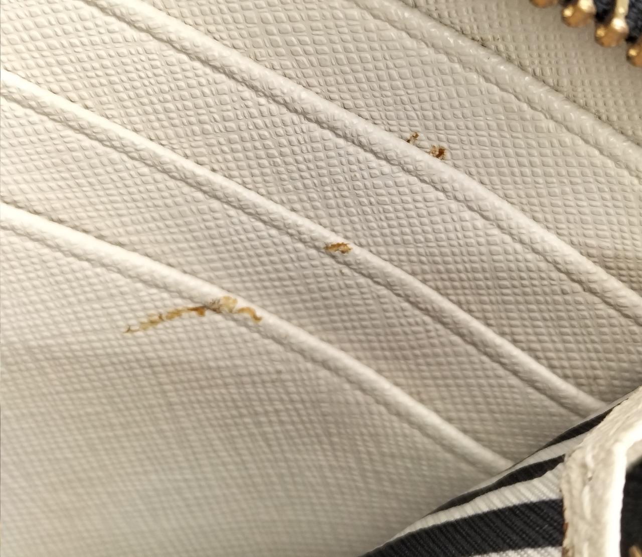 カードポケットのところに汚れあります