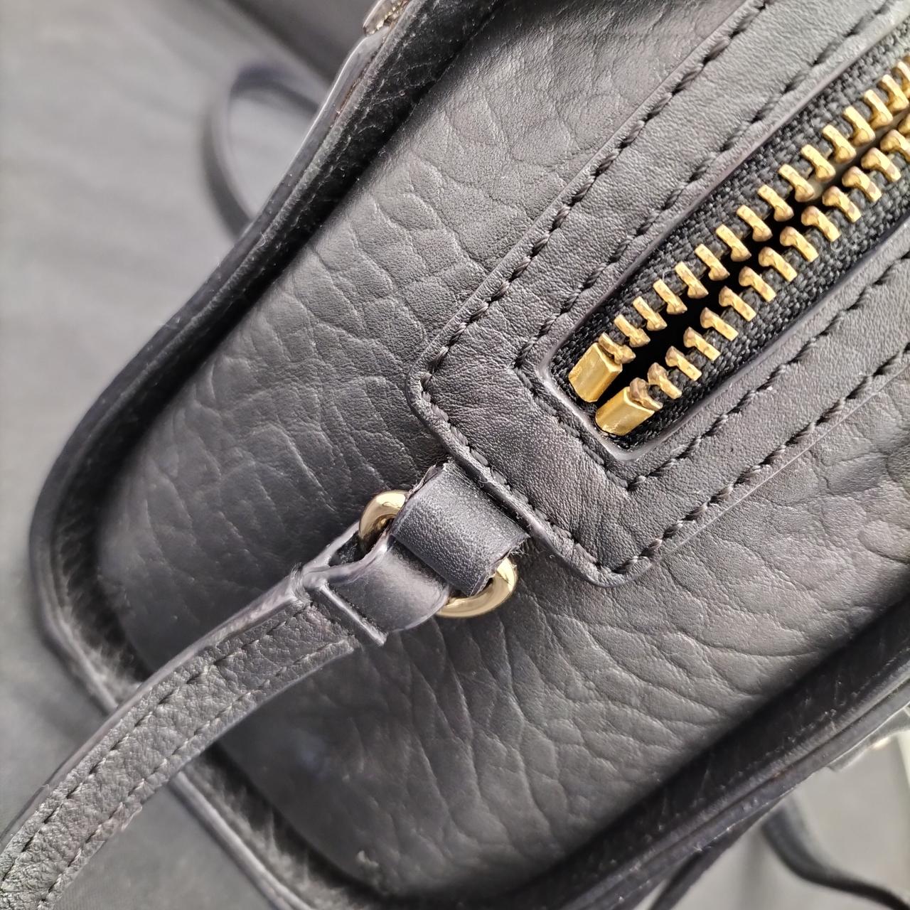 ショルダーは取り外し不可能です。