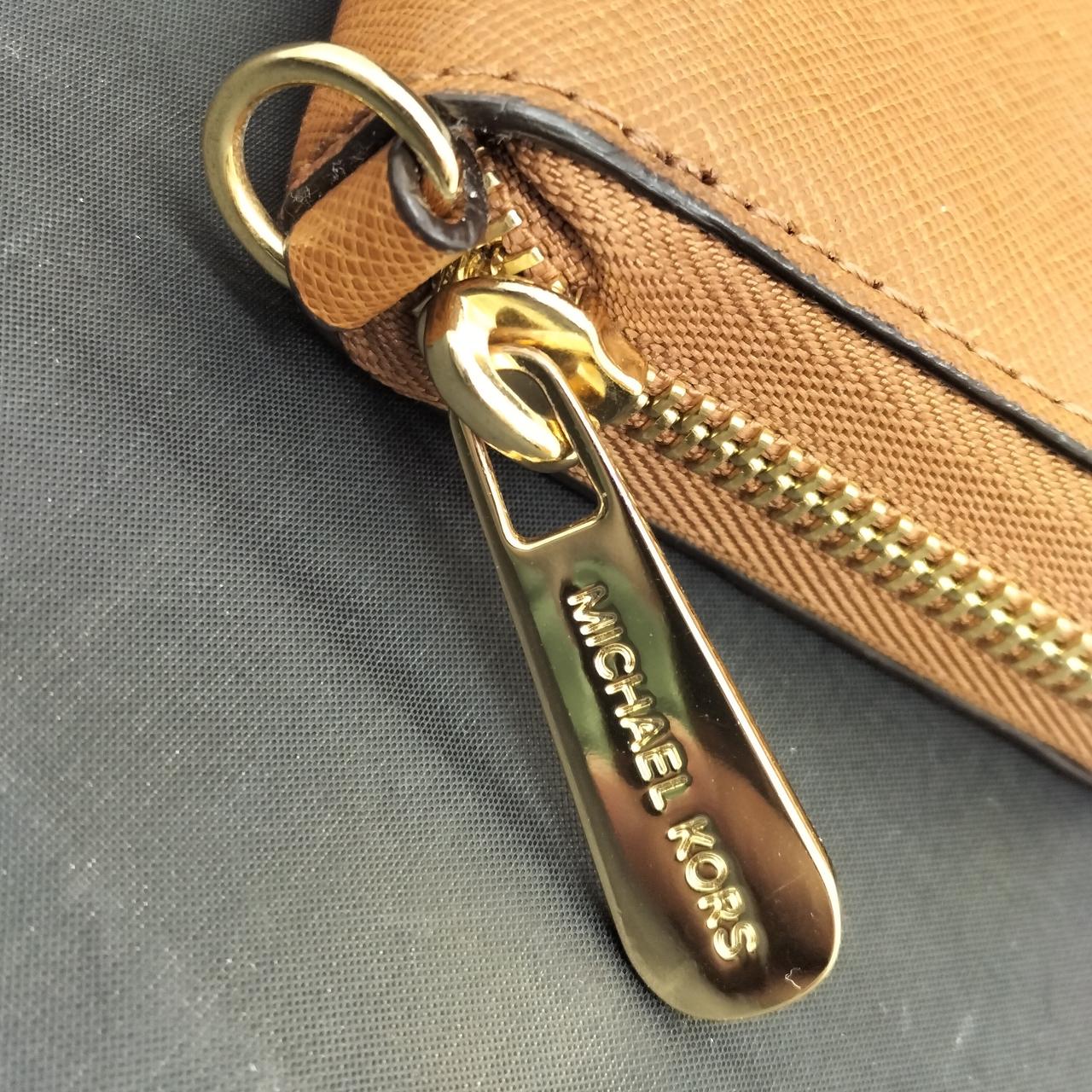 付属のストラップが欠品しています。