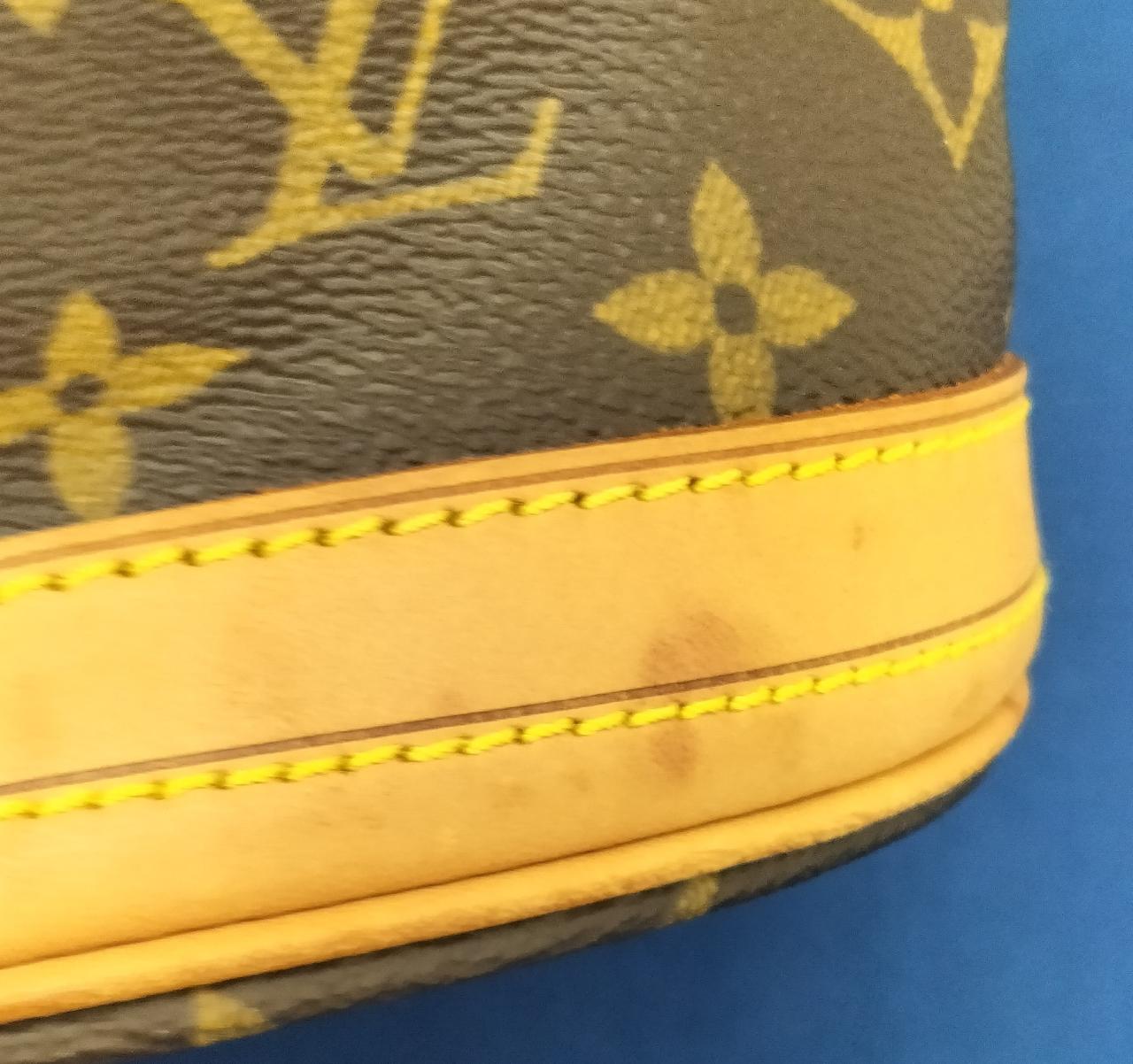 バック下部分に汚れあります。