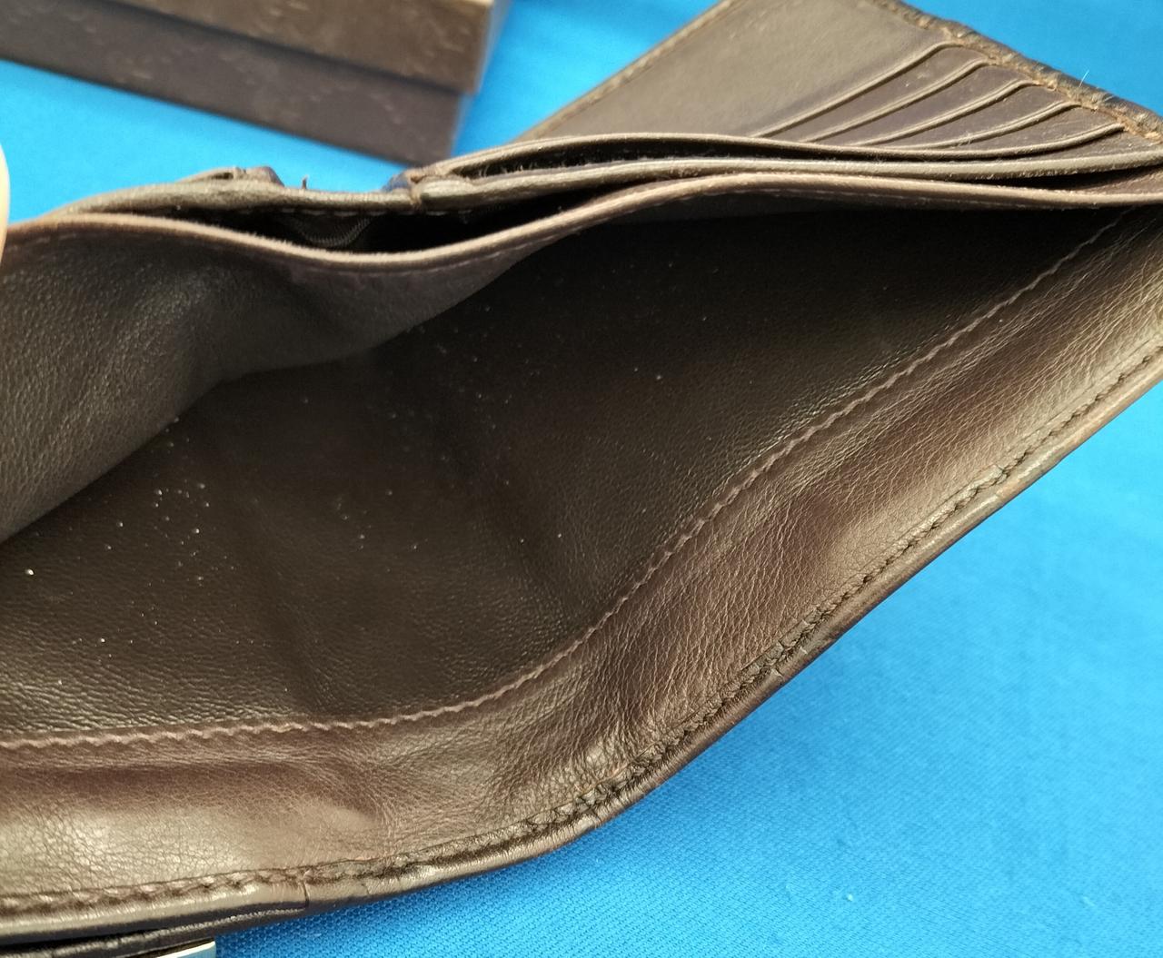 2か所あるお札入れの1つは白いシミ有り