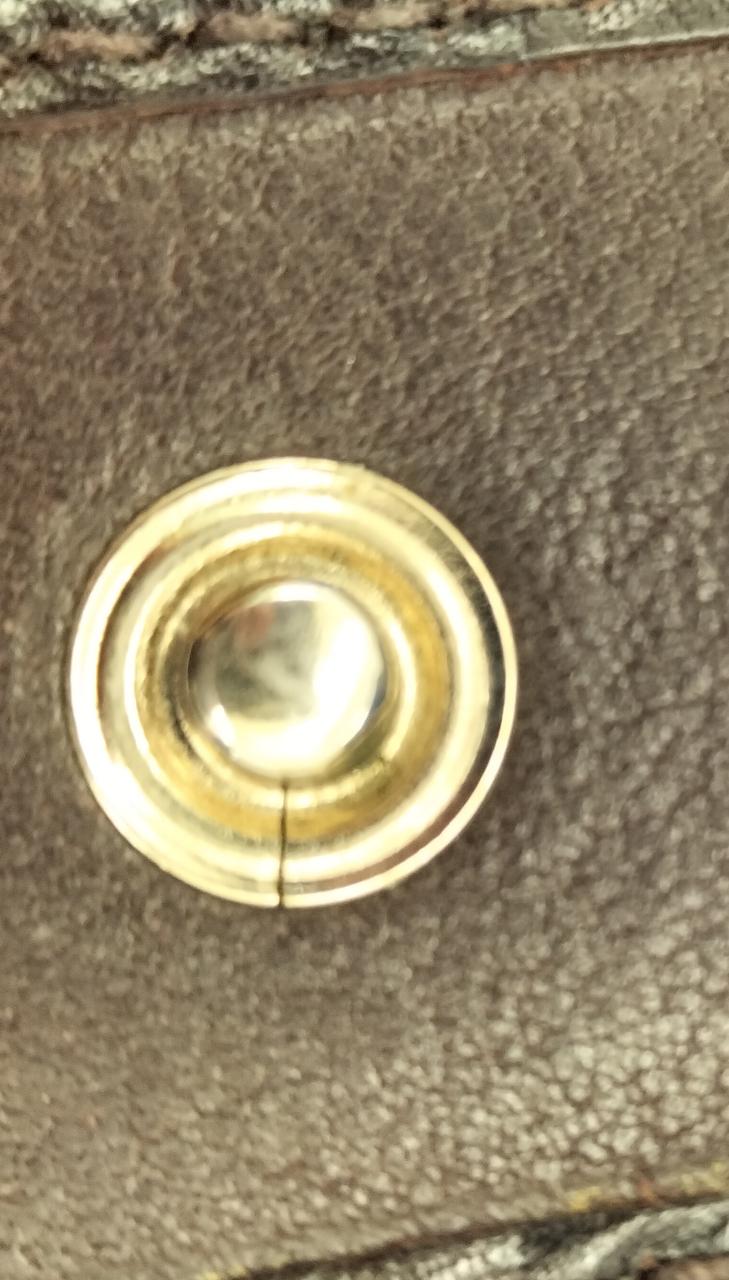 ボタンに亀裂が入ってます