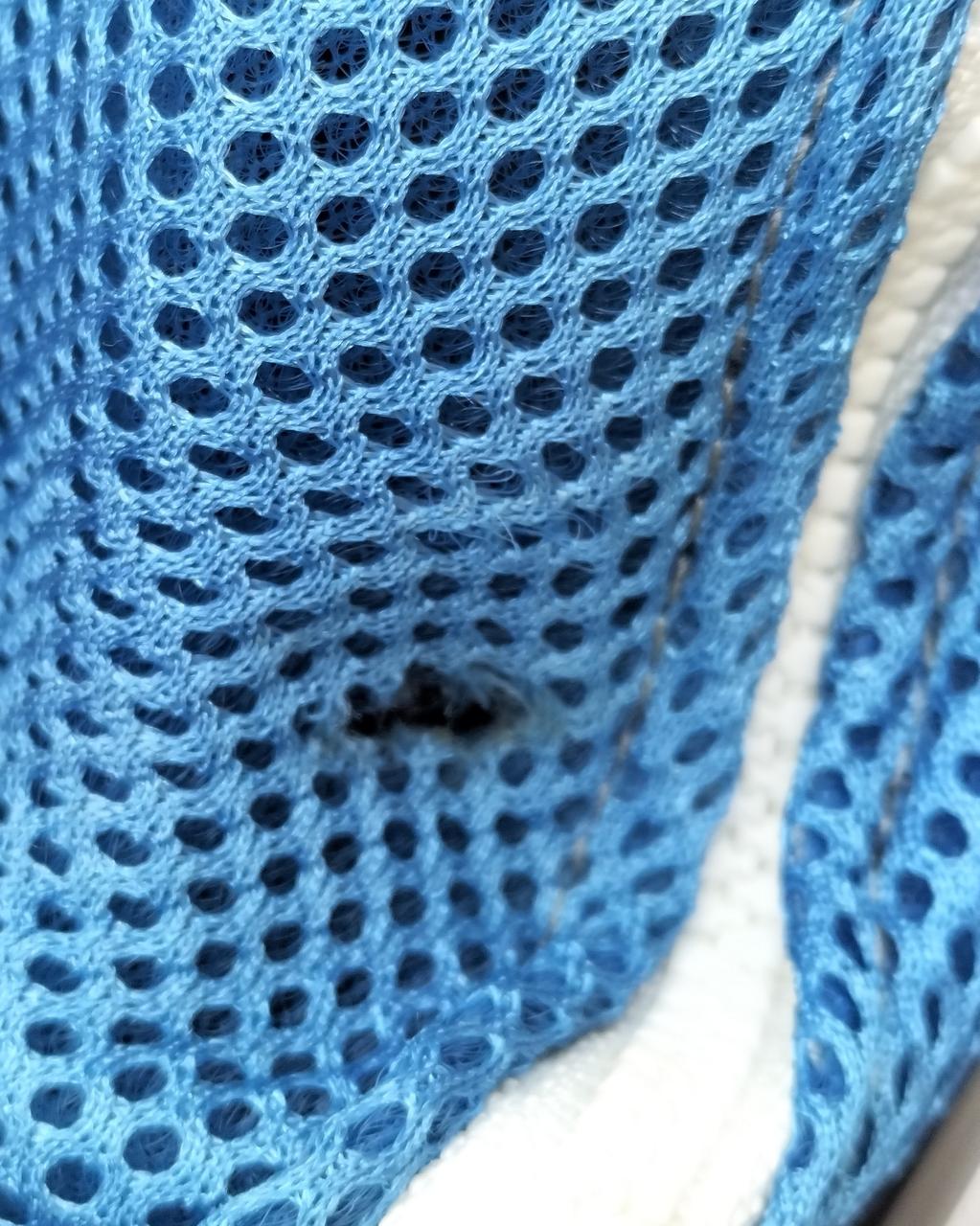 小さい穴が空いております。