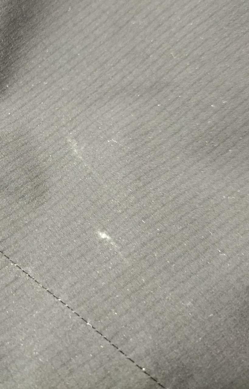 少し擦れた汚れあります。