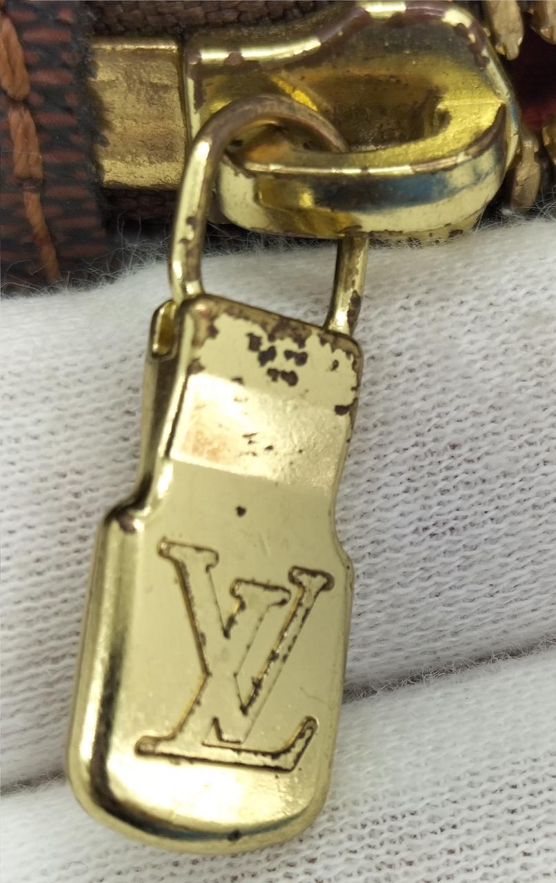 ボタンが少しだけ錆びています。