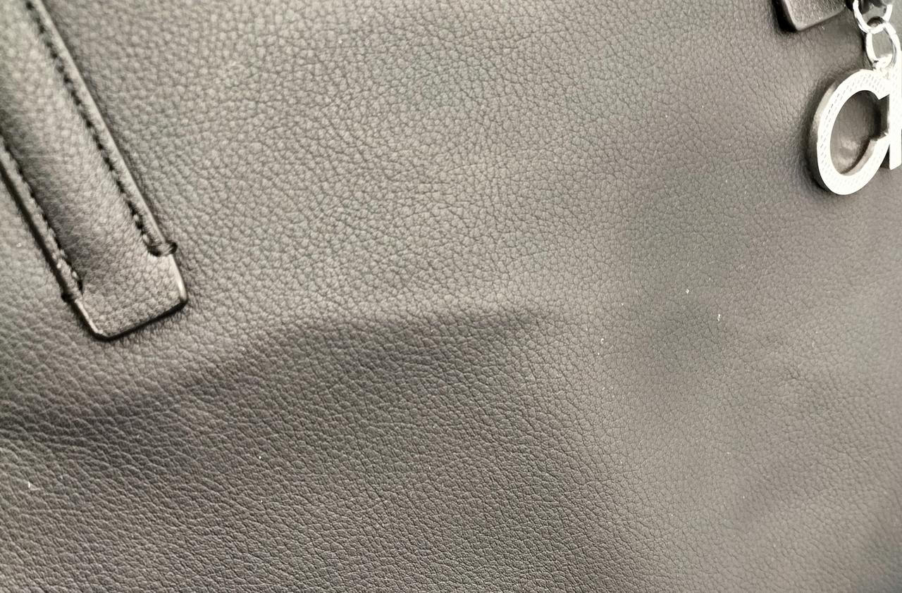 少しだけ折り目がついています。