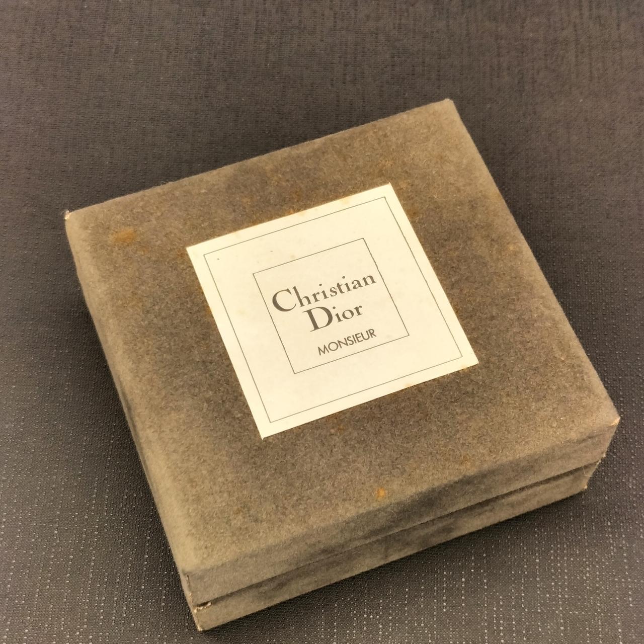 外箱は汚れ、キズ、シミ等あります。