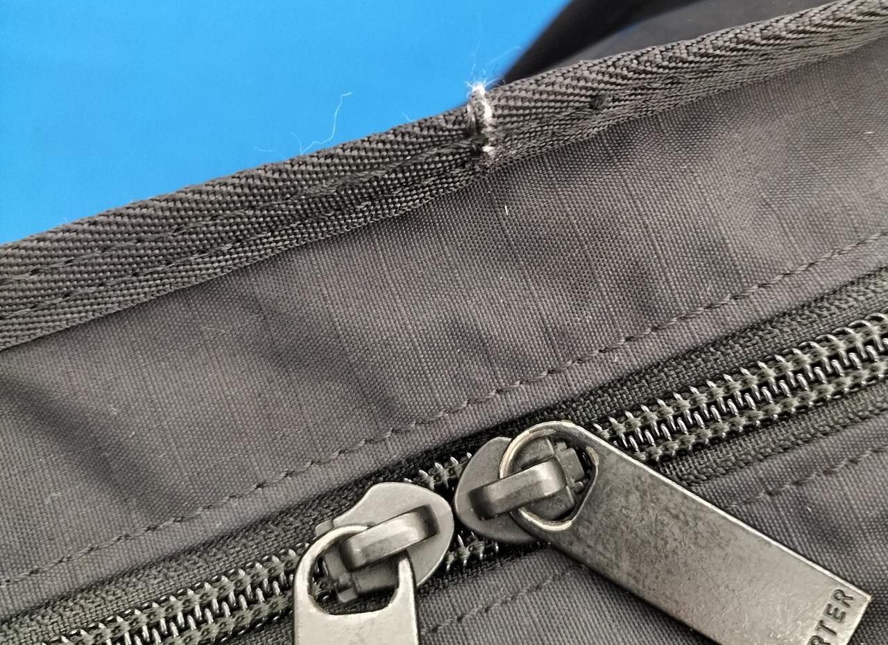 縫い目の所が少しだけほつれています。