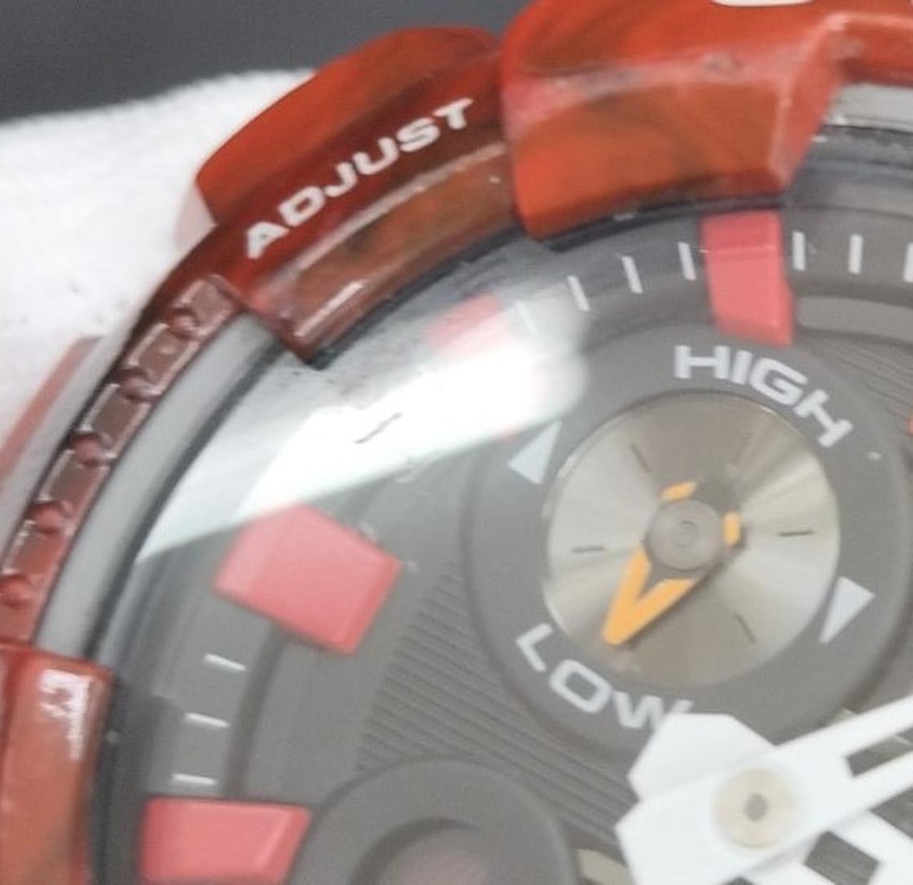 文字盤左上に若干傷あり（照明の反射部分）