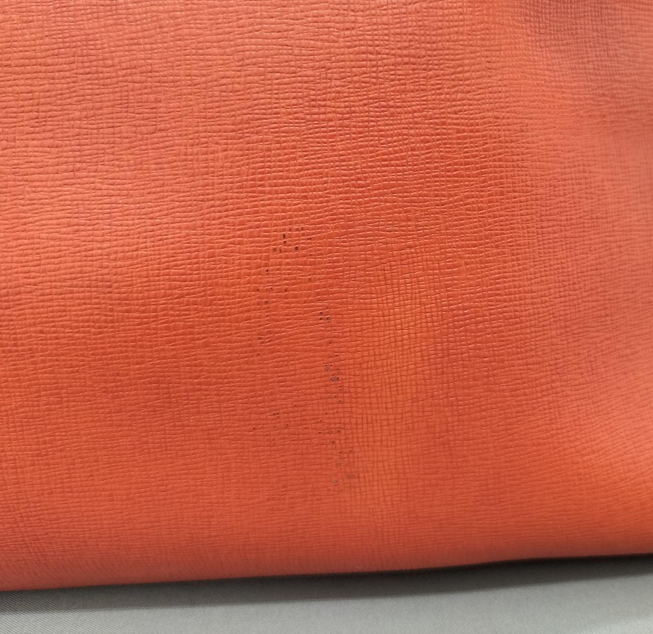 こちらも擦れのようなものがあります。