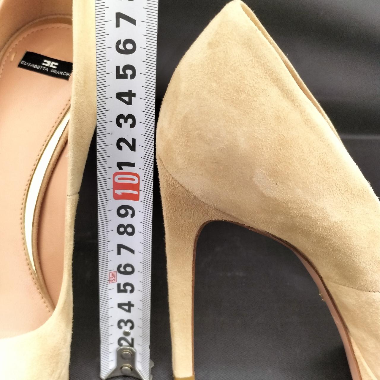 ヒールの高さは約13cmです。