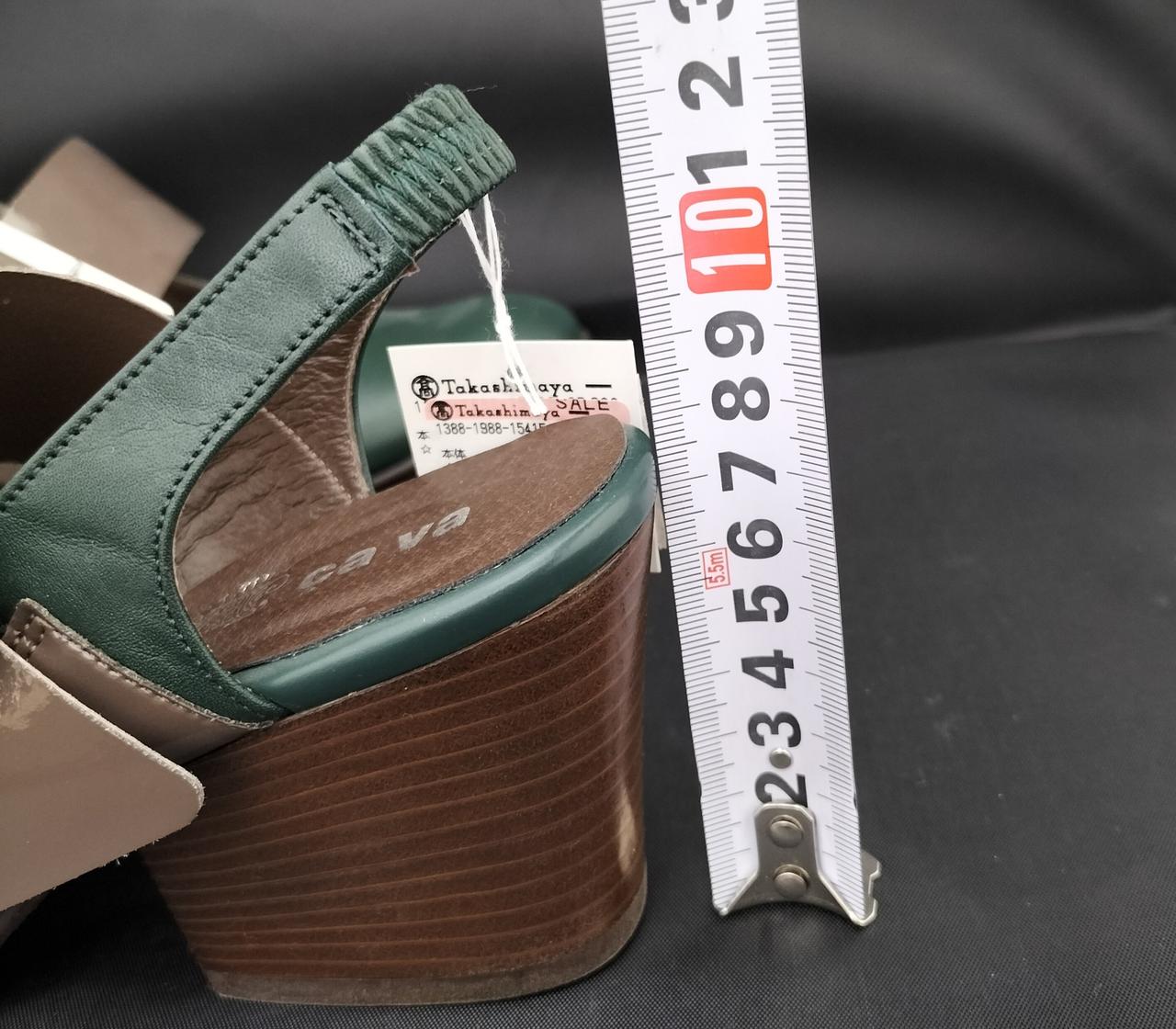 ヒールの高さは7.5cmです。