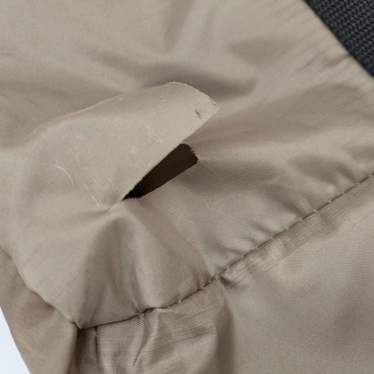 収納袋に穴が空いています。