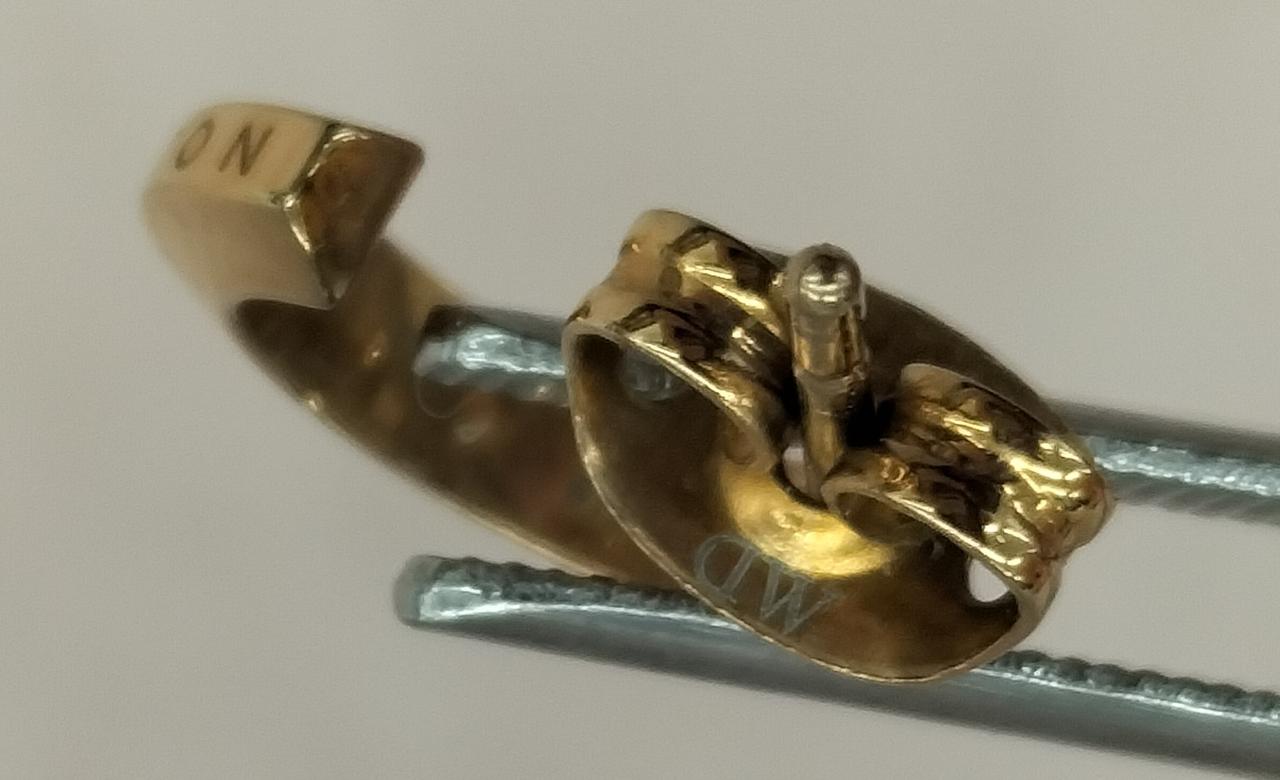 ピアス部分には刻印もあります。