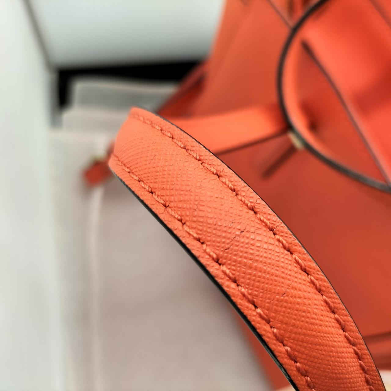 持ち手の部分にヒビ割れがあります。