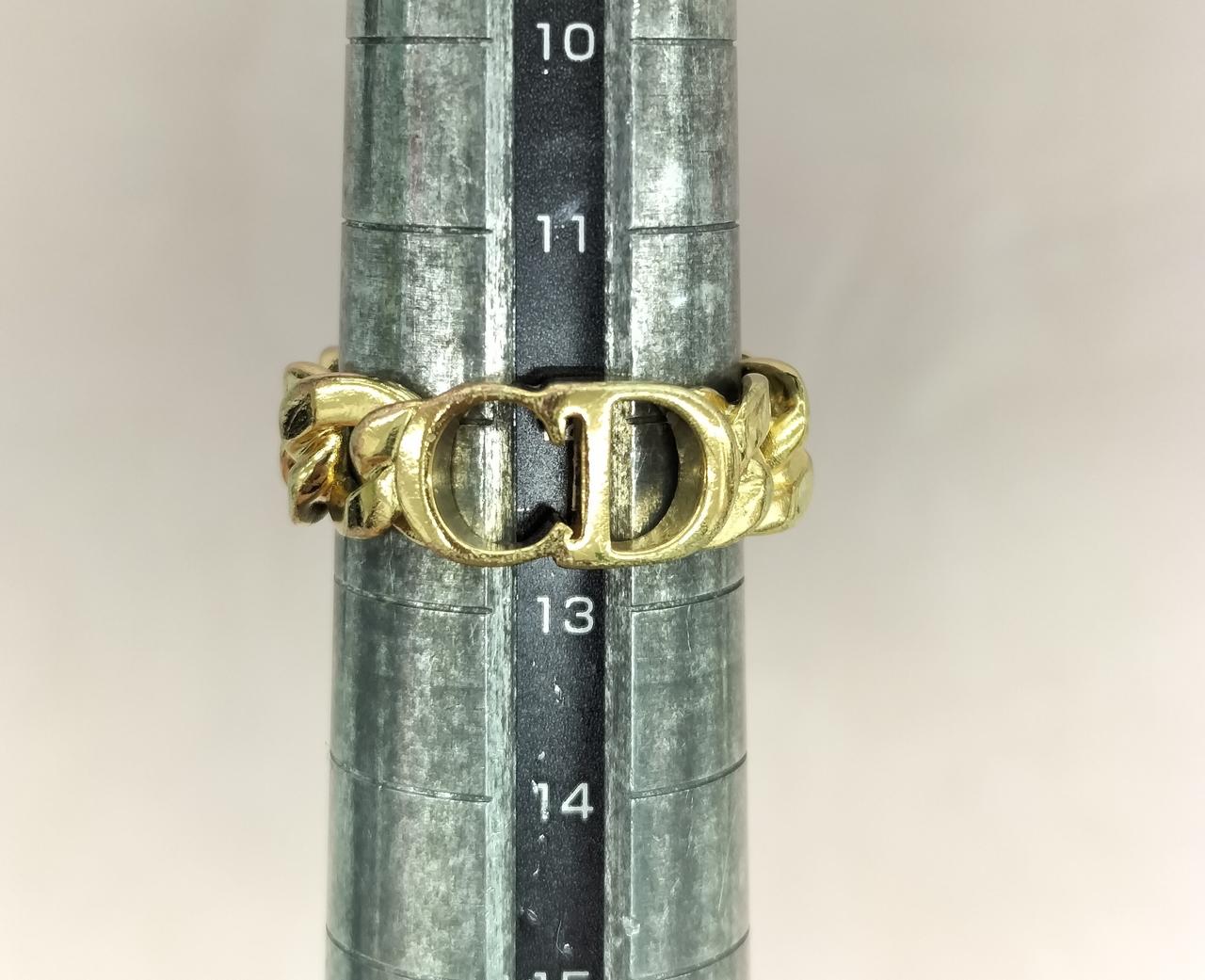 サイズは約12号サイズとなっております。