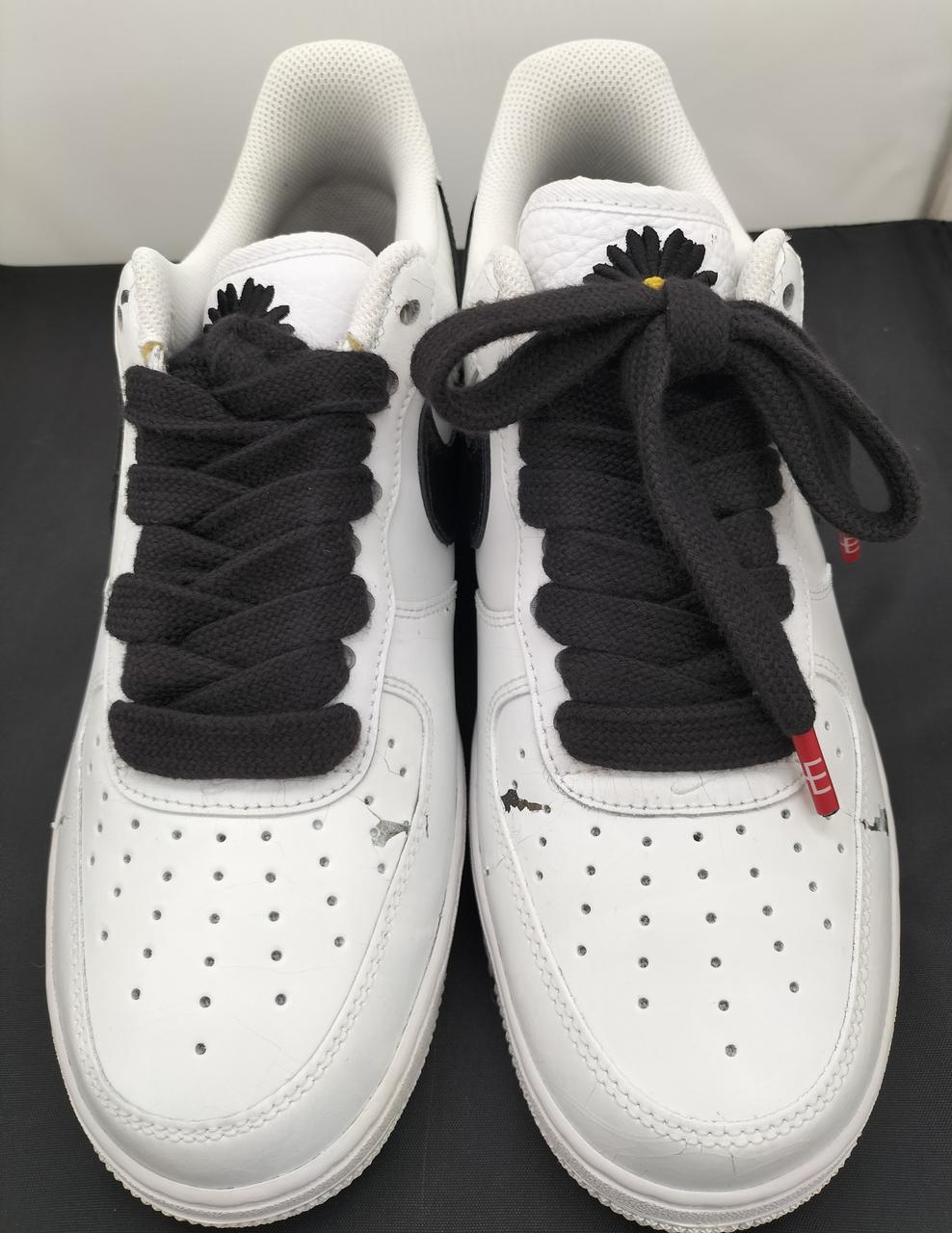 両足それぞれにヒビ割れ多数あり