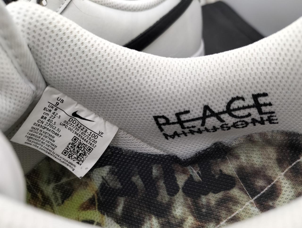 スニーカー内側デザイン＆タグです