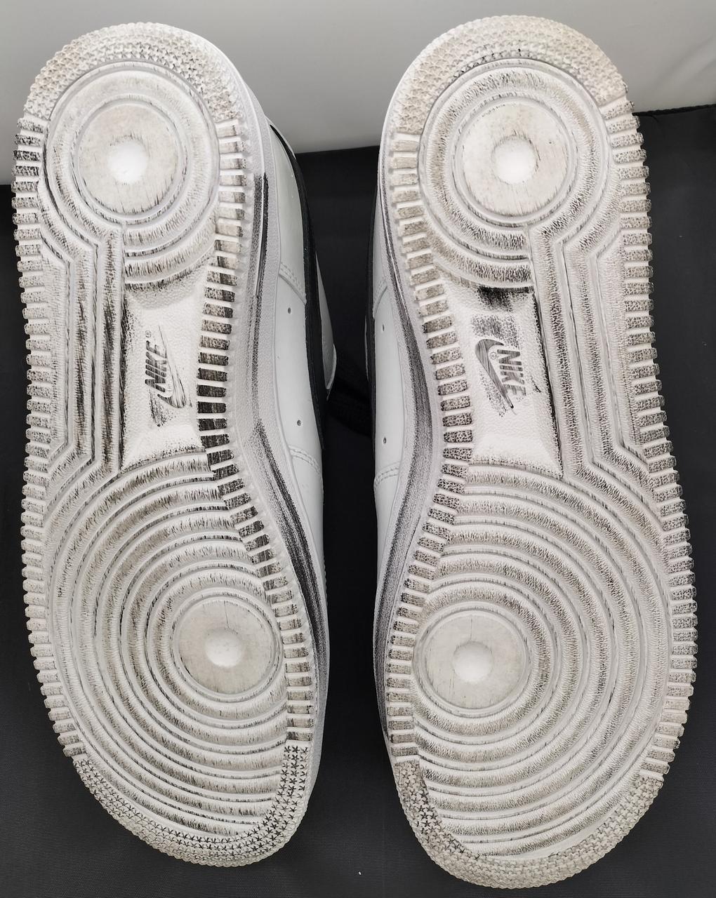 スニーカー底部分です