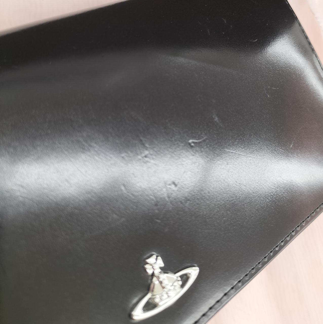 表面にもちょっとした傷があります。