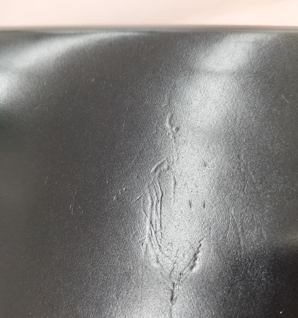 キズがあります。