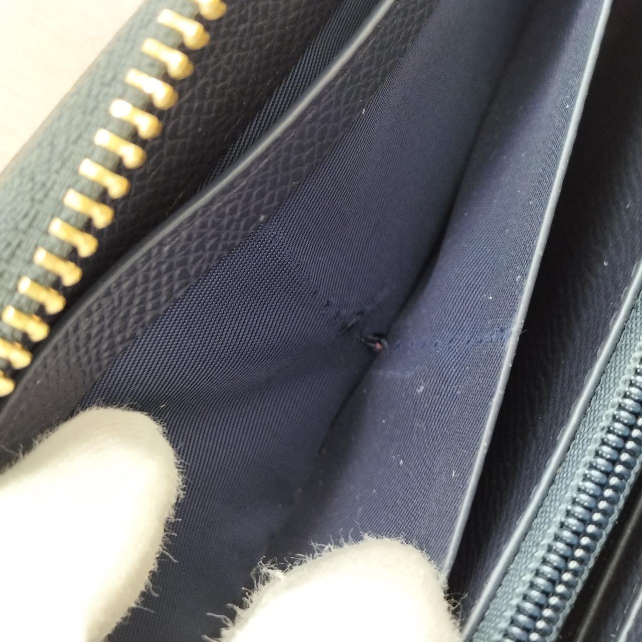 カード入れの所の糸が取れて壊れかけてます