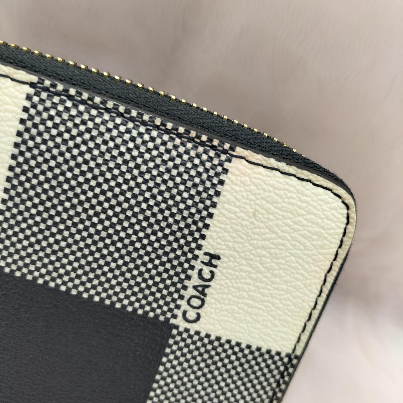 ピンクの汚れ付いてます。