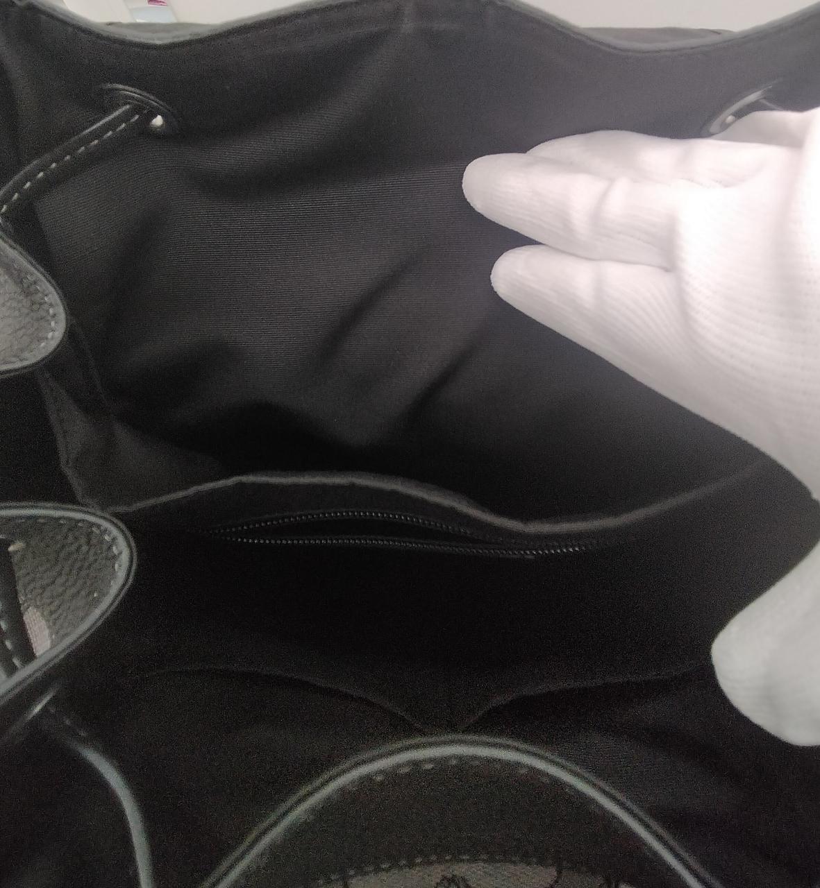 中のポケットは計4つあります。