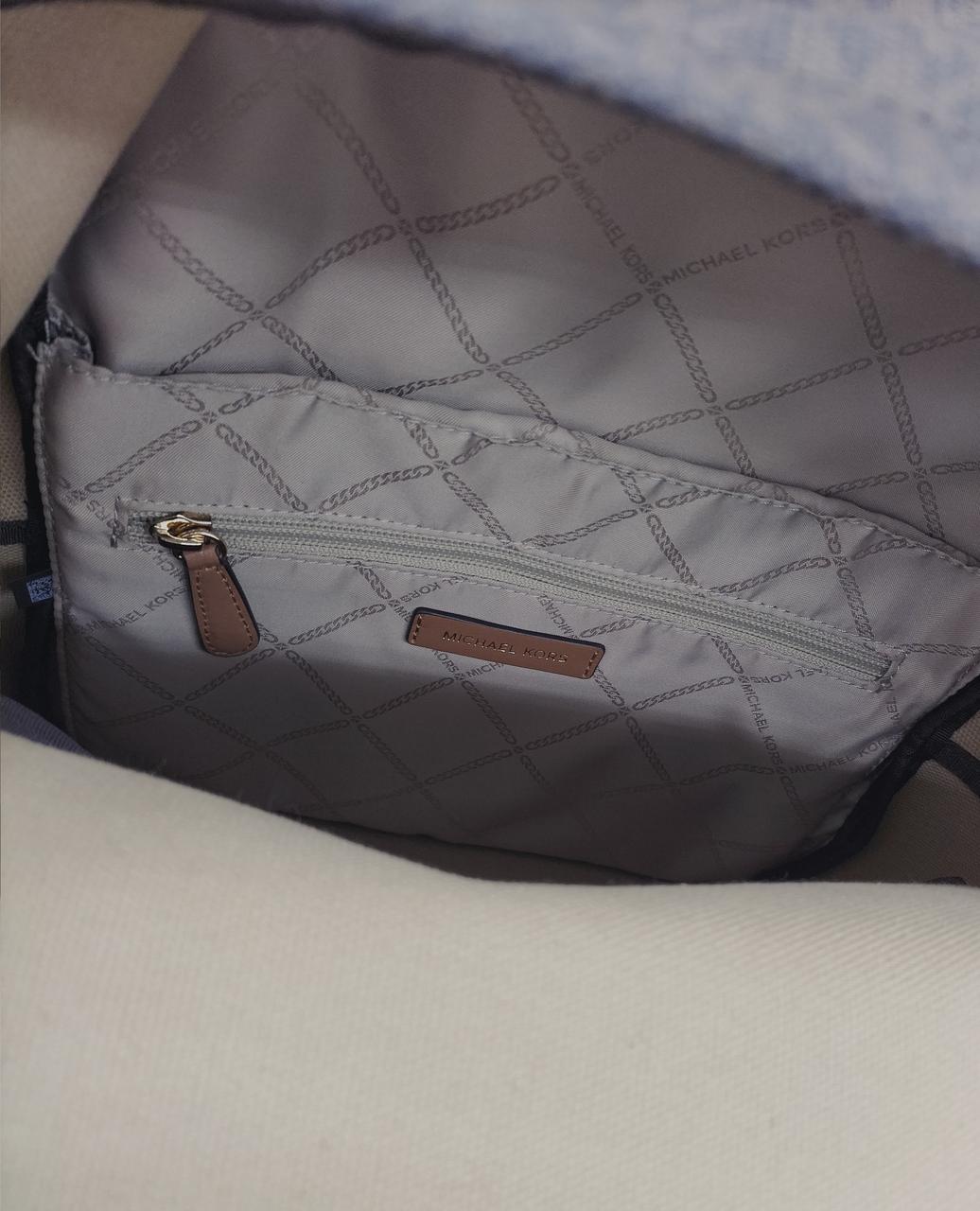 こちらはリュックの中の写真です。