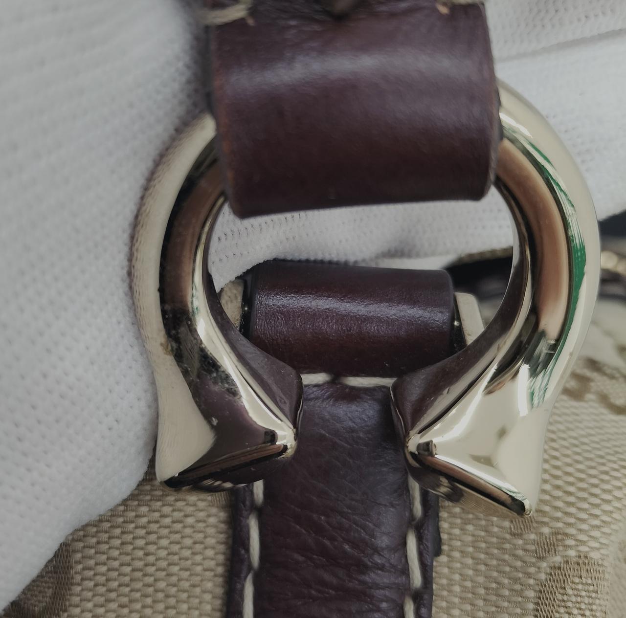 金具部分に細かい傷、汚れあります