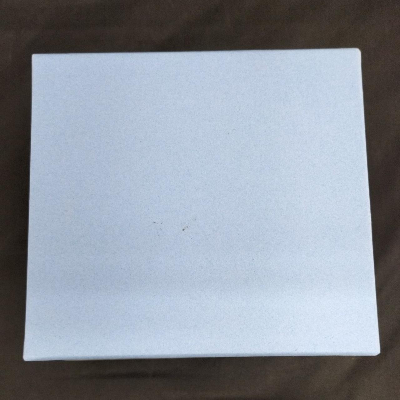 箱の底面に汚れあります。