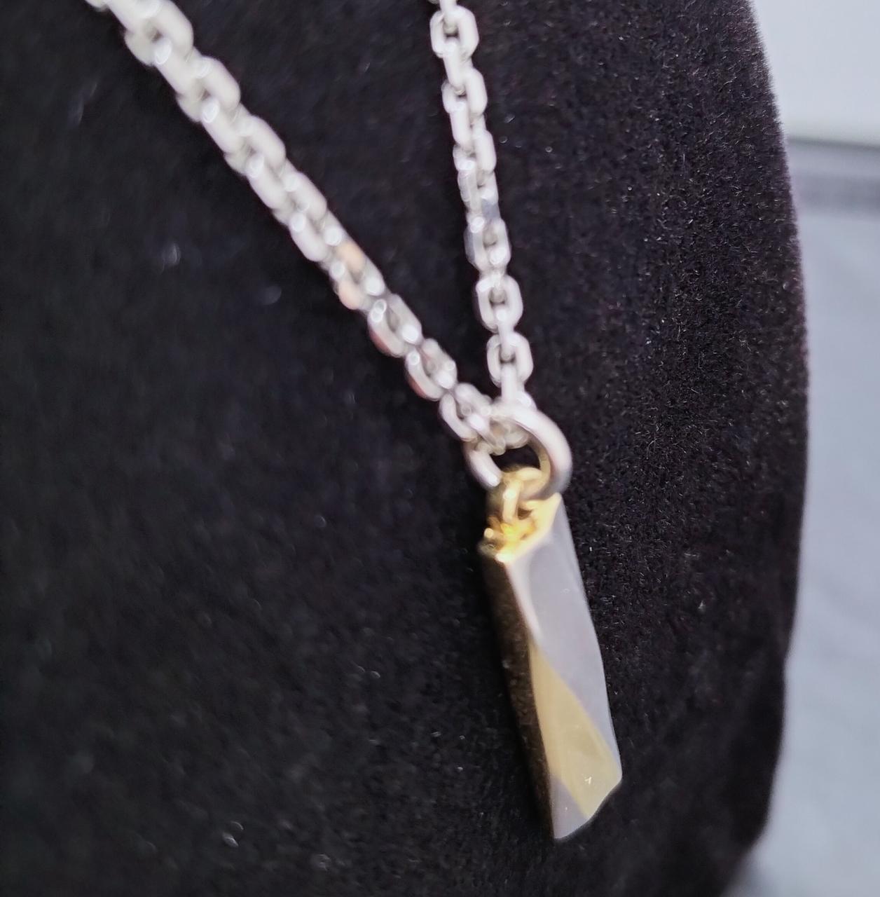 ゴールドとシルバーの配色です。