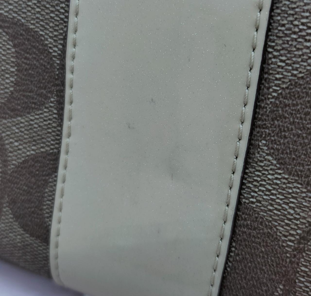 裏面中央に傷、汚れ、へこみあり