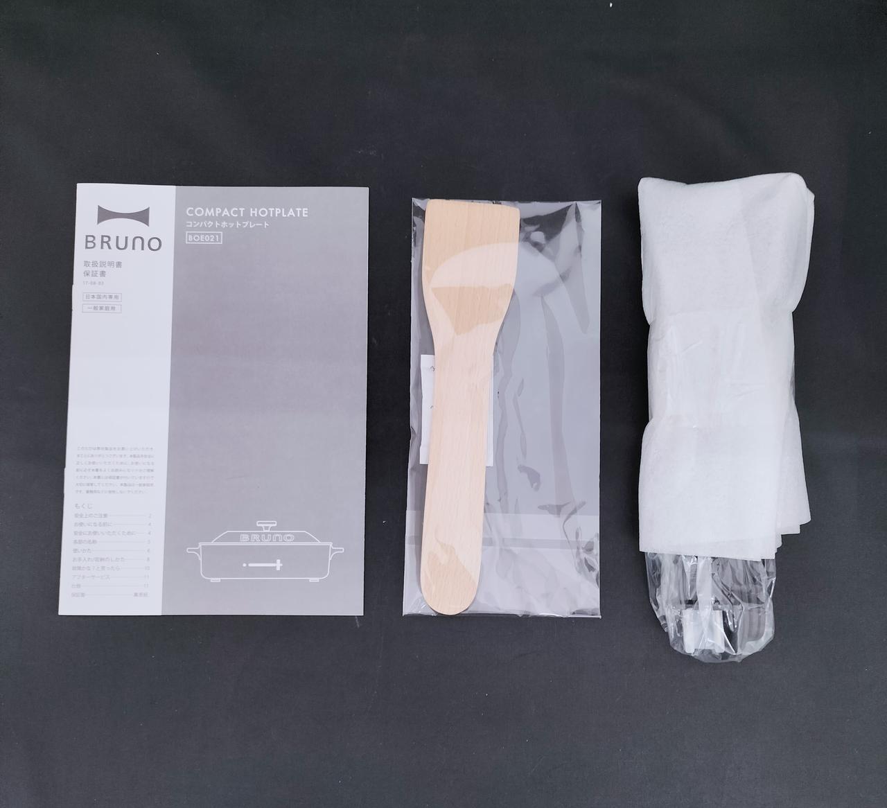 付属品です。(説明書、ヘラ、コンセント)