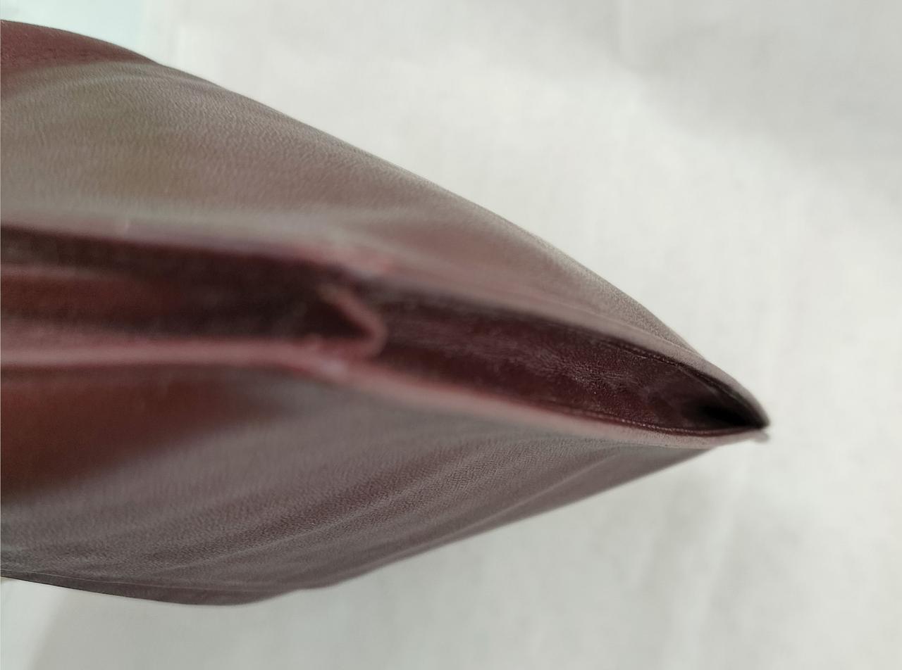 お札入れにはマチが付いてます