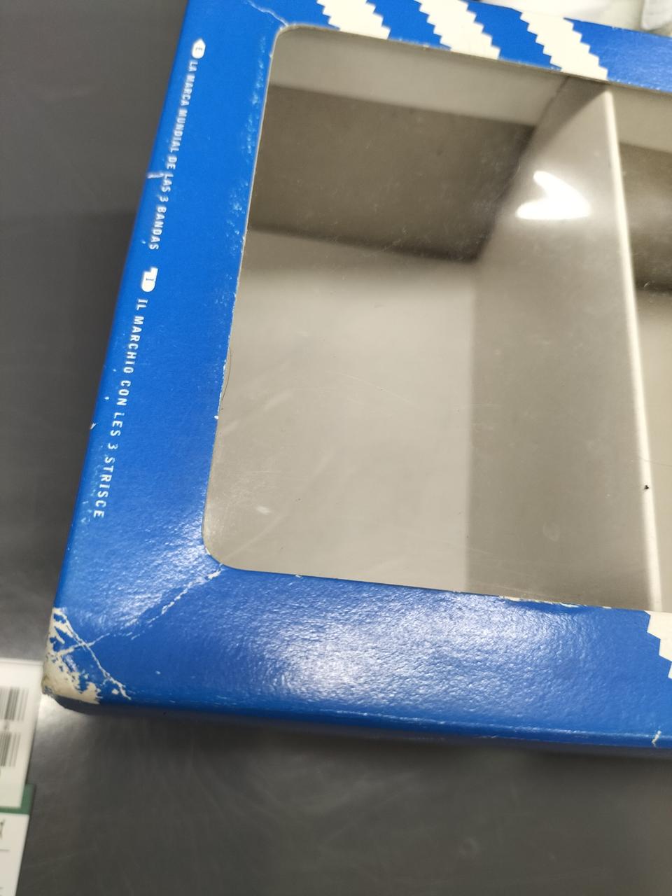 箱の状態キズなどあり