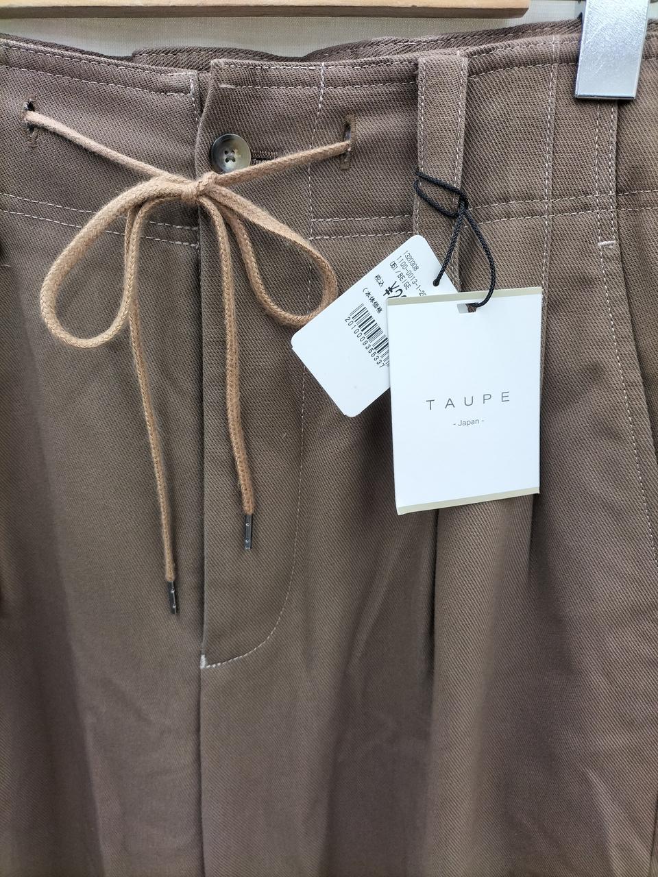 ウエスト紐で調節可能