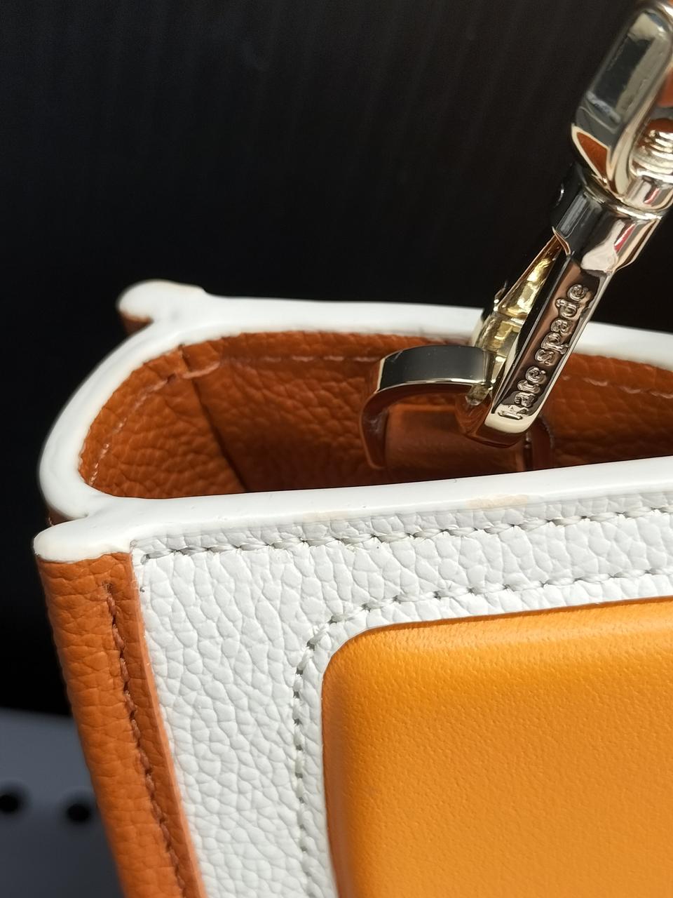 オレンジ色のヨゴレ有り