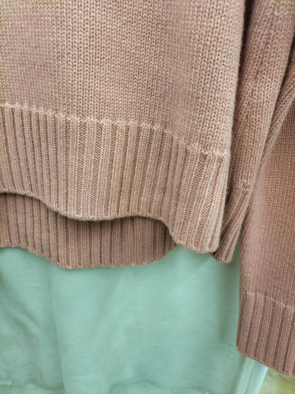 後ろろ身頃約8cmほど長いです。