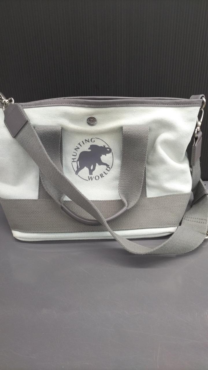 全体的にうっすらとシミがあります