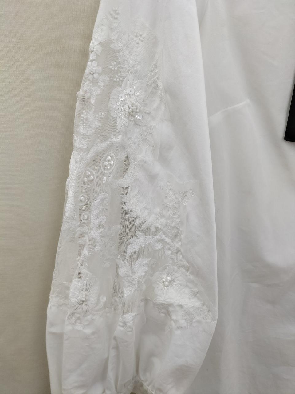 両袖のレース刺繍が素敵です♪