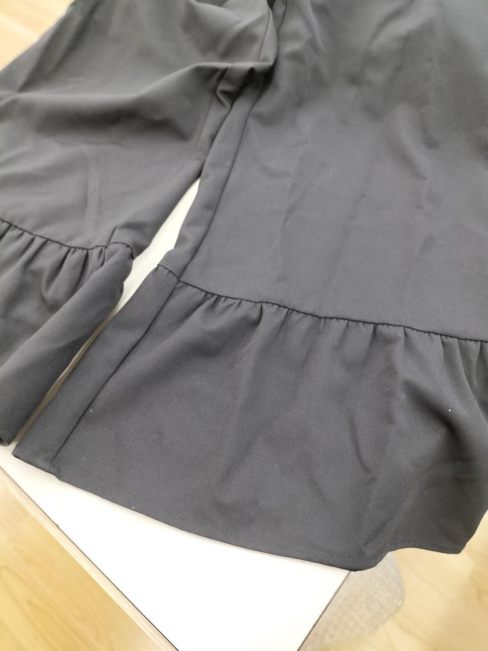 裾フリルで可愛らしいデザイン