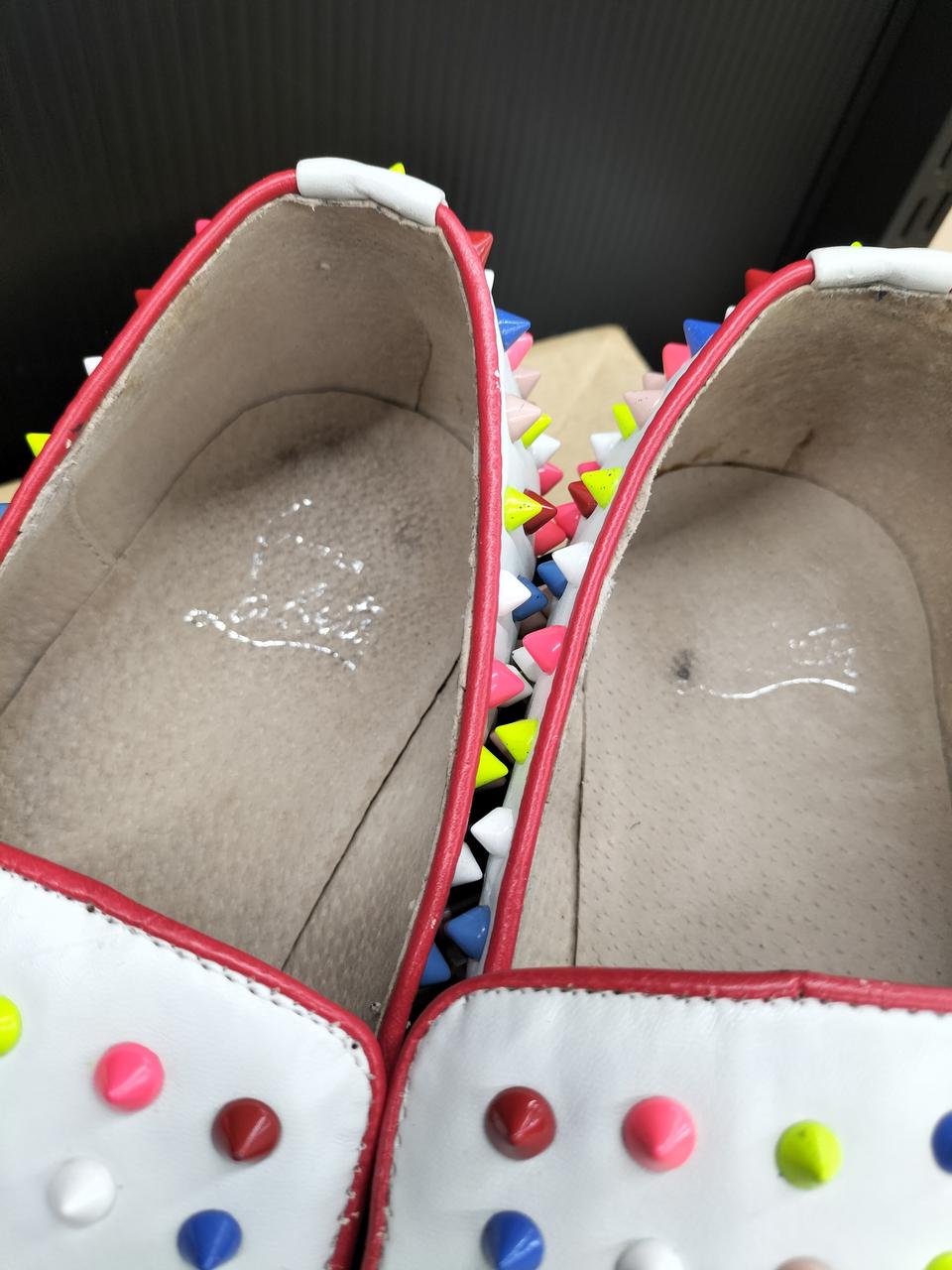 内側のロゴ部分取れかかってます。