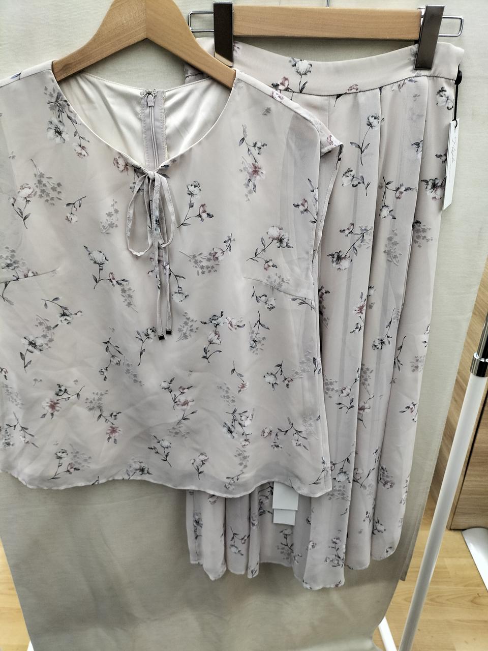 上下セットにて販売です。