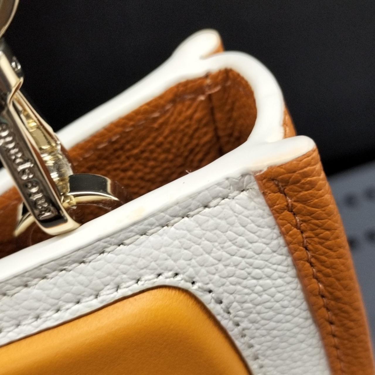 オレンジ色のヨゴレ有り