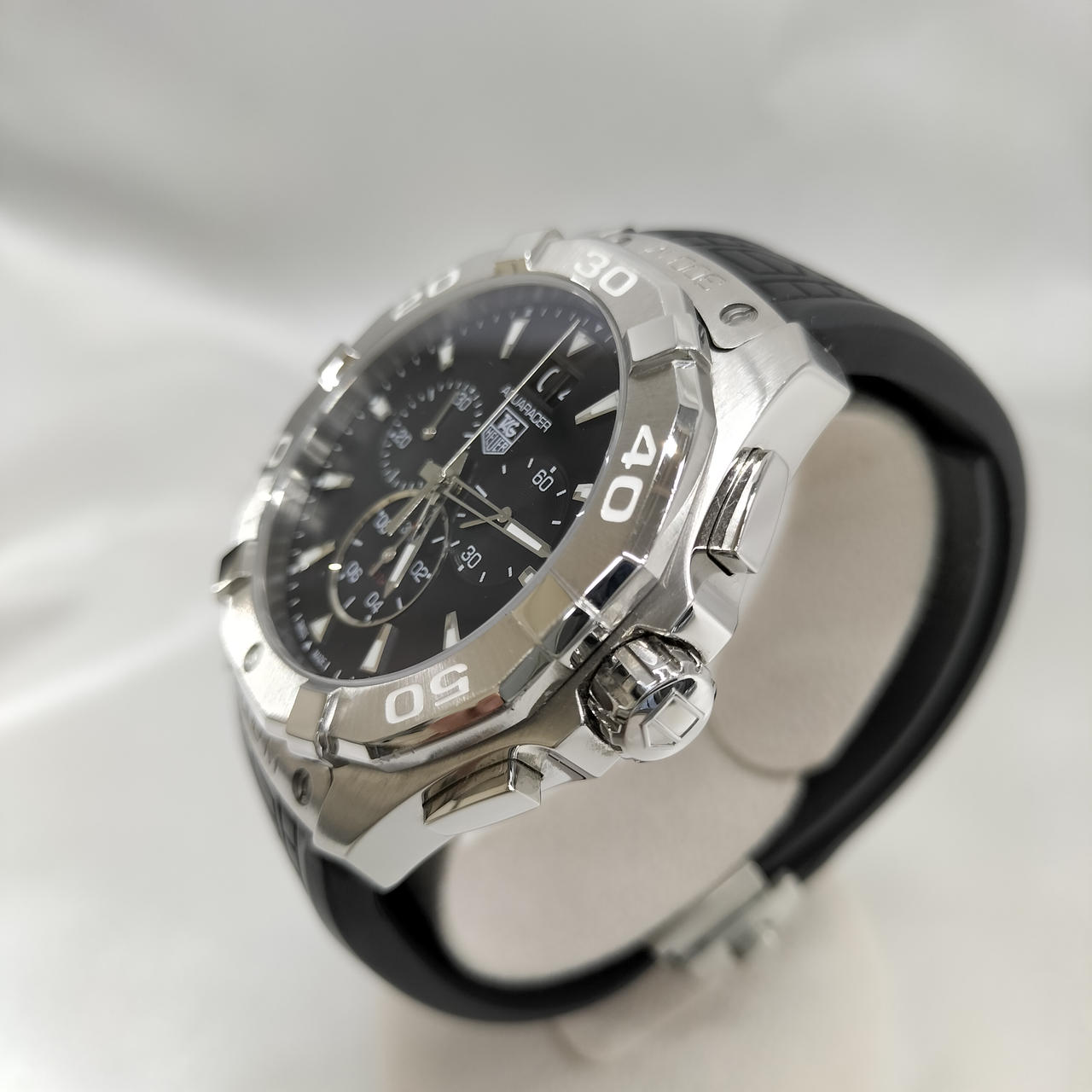 操作のしやすい大型ボタン＆リューズ